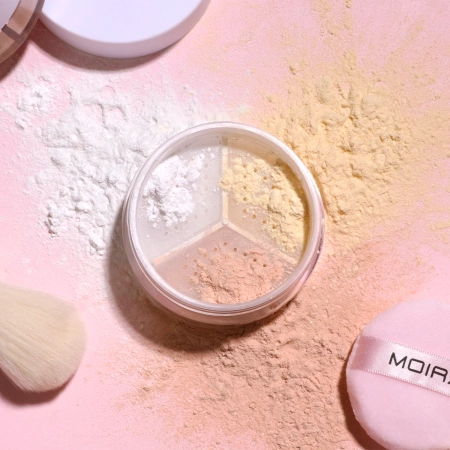 Moira - Set & Correct Loose Setting Powder - Korekčný púder na tvár - 002 Translucent - 4,6g