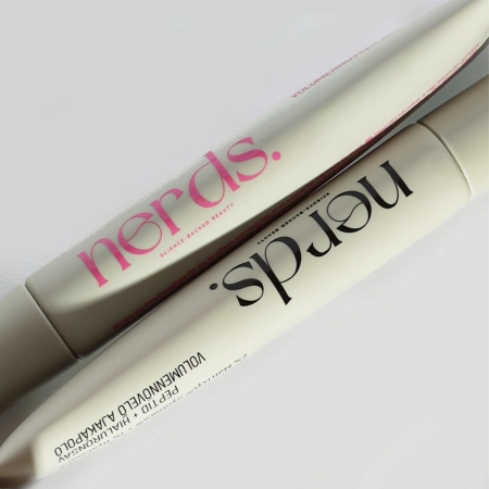 Nerds. - Peptide + Hyaluronic Acid Plumping Lip Treatment - 2% Matrixyl Synthe'6 + 1% Hyacolor - Peptidové sérum na pery s kyselinou hyalurónovou - 10ml