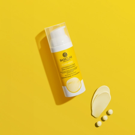 BasicLab - Rozjasnenie a vyhladenie - Antioxidačný krém s vitamínom C a bohatou textúrou - 50 ml