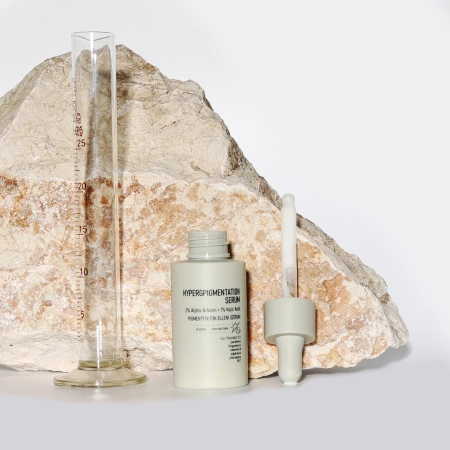 Nerds. - Hyperpigmentation Serum - 2% Alpha Arbutin + 1% Kojic Acid - Sérum na pigmentové škvrny a sfarbenia s 2% alfa-arbutínom a 1% kyselinou kojovou - 30ml