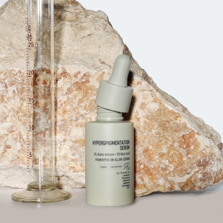 Nerds. - Hyperpigmentation Serum - 2% Alpha Arbutin + 1% Kojic Acid - Sérum na pigmentové škvrny a sfarbenia s 2% alfa-arbutínom a 1% kyselinou kojovou - 30ml