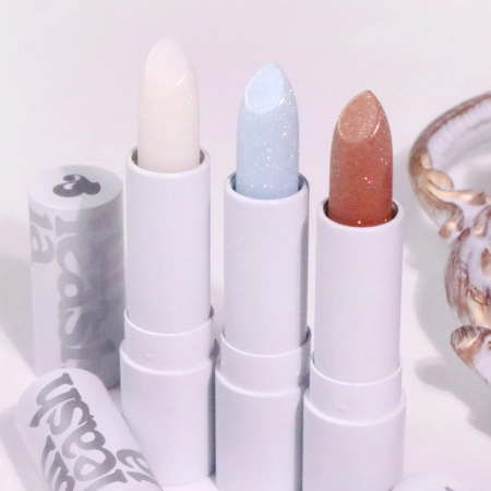 Unleashia - Glacier Vegan Lip Balm - No.3 Nude Bluff - Hydratačný balzam na pery s trblietkami - 3,3 g
